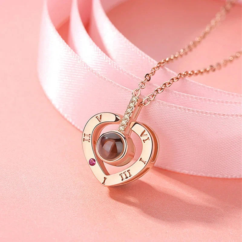 Ewige Rose mit Kette in 100 Sprachen
