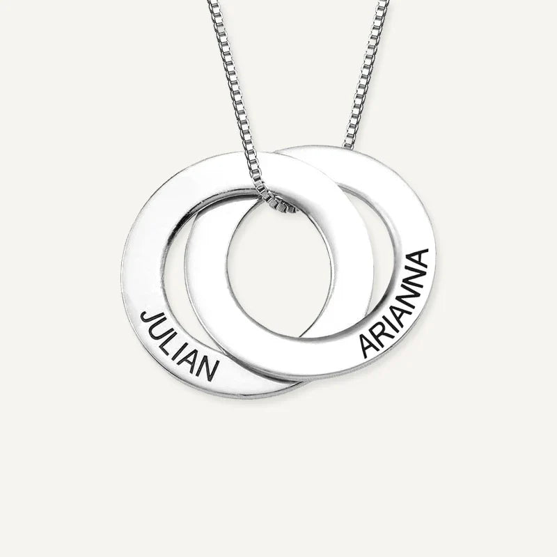 Kette mit verschlungenen Ringen und Namen