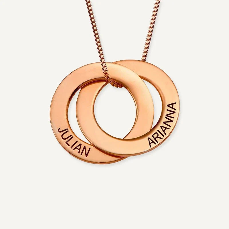 Kette mit verschlungenen Ringen und Namen