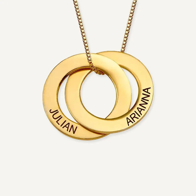 Kette mit verschlungenen Ringen und Namen