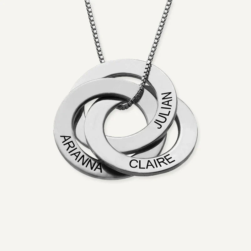 Kette mit verschlungenen Ringen und Namen
