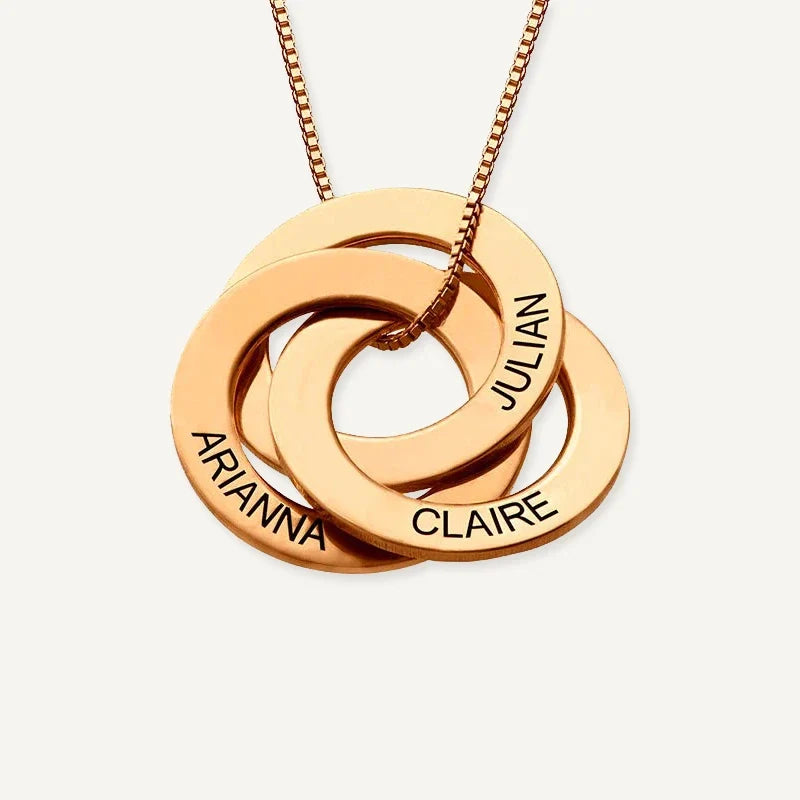 Kette mit verschlungenen Ringen und Namen