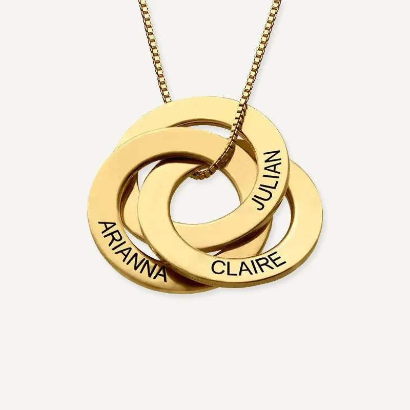 Kette mit verschlungenen Ringen und Namen