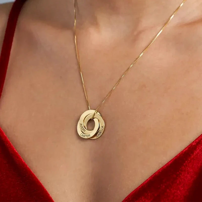 Kette mit verschlungenen Ringen und Namen