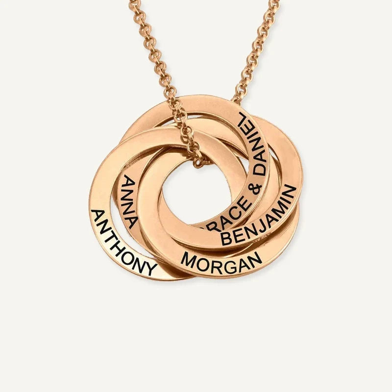 Kette mit verschlungenen Ringen und Namen
