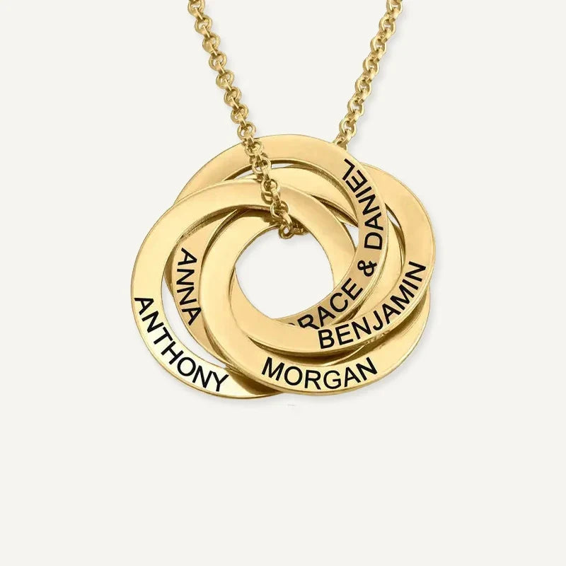 Kette mit verschlungenen Ringen und Namen