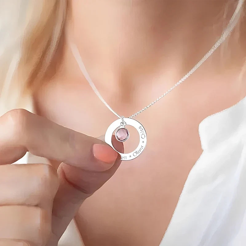 Kreis Kette mit gravierten Namen und Geburtsstein