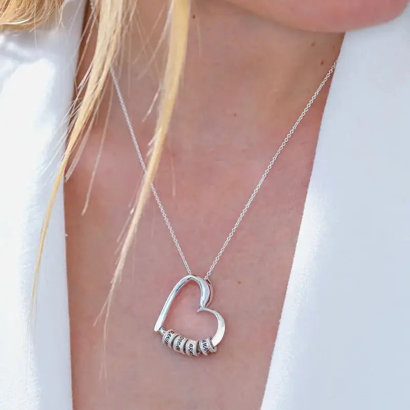 Herzkette mit gravierten Ringen und Namen