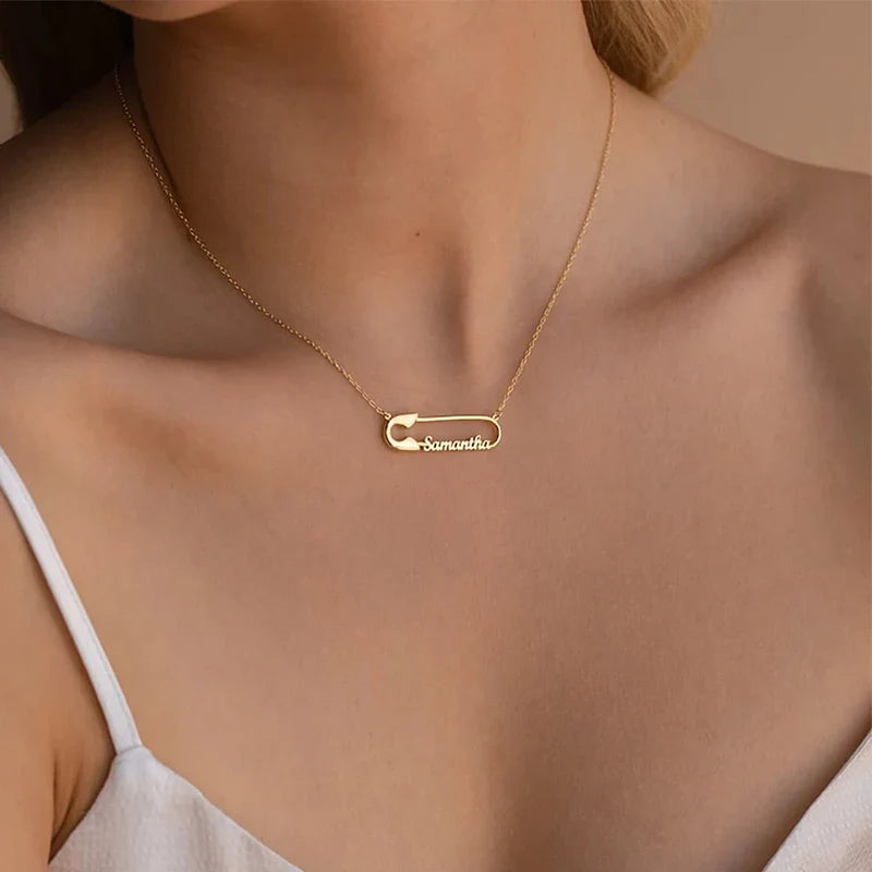 Kette mit Sicherheitsnadel und Namensgravur