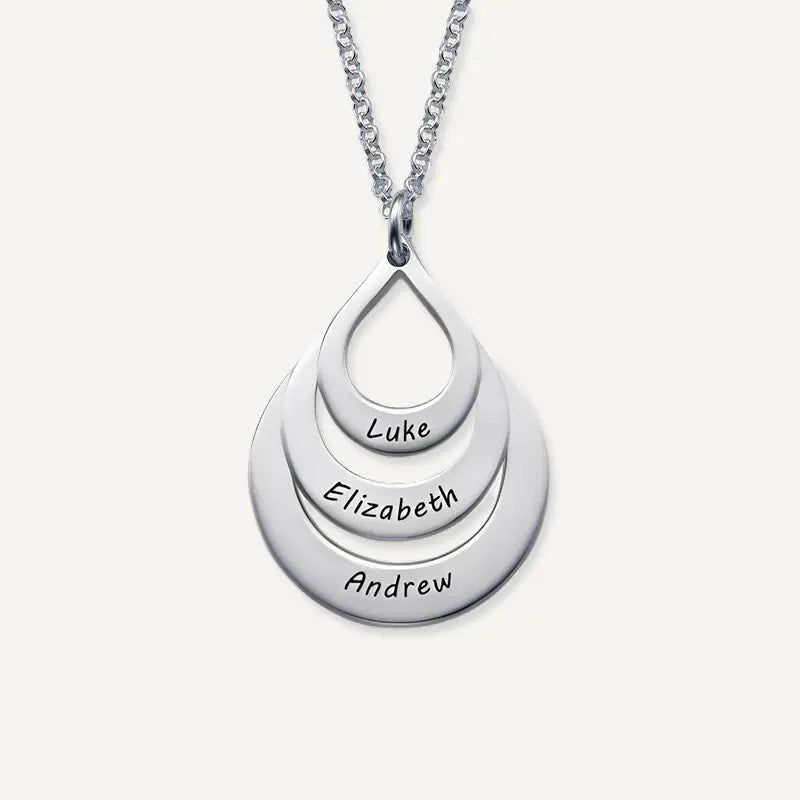 Kette mit Tropfenanhängern und Namen