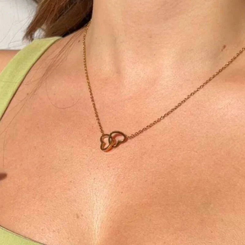 Set aus Kette und Armband mit verschlungenen Herzen