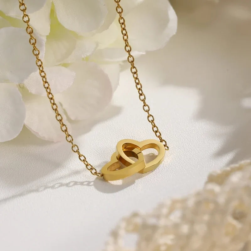 Kette mit verschlungenen Herzen und Gravur