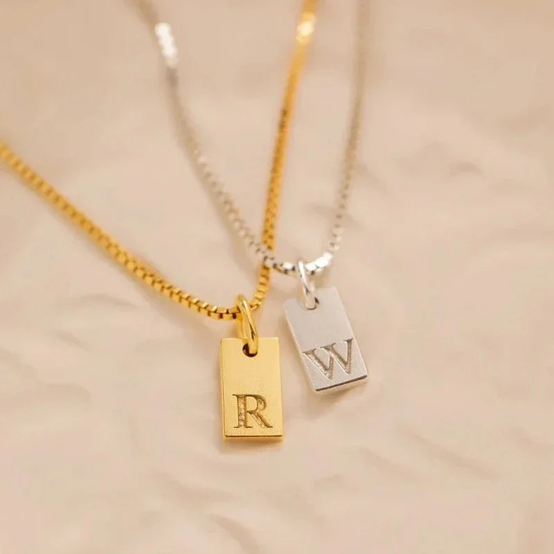 Buchstabenkette mit rechteckiger Plättchen Gravur