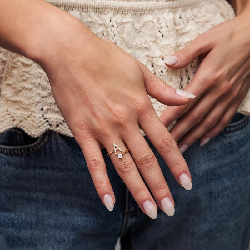 Ring mit Buchstabe und Zirkonia Stein