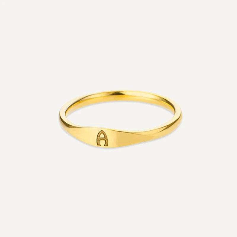 Ring mit Buchstabe graviert