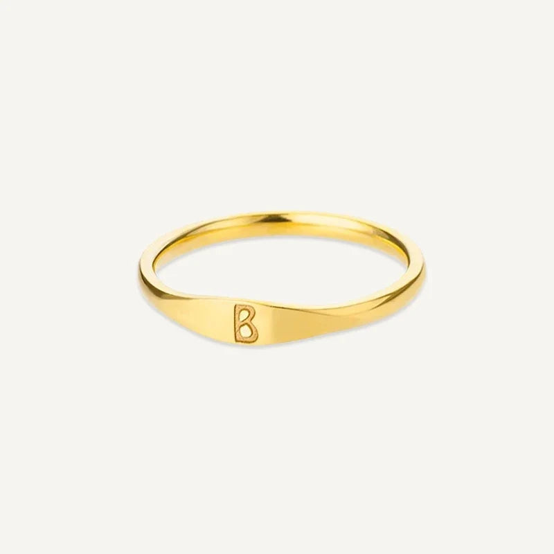 Ring mit Buchstabe graviert