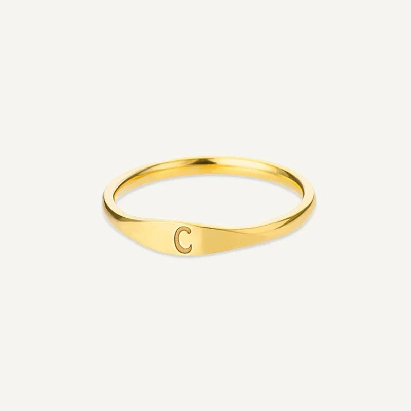 Ring mit Buchstabe graviert