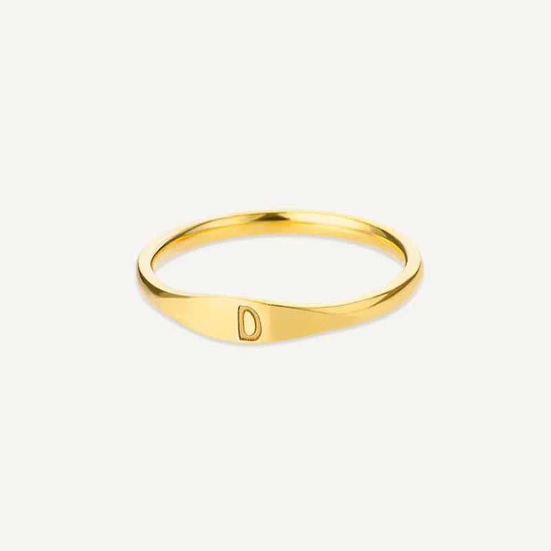 Ring mit Buchstabe graviert