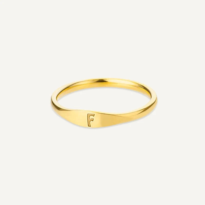 Ring mit Buchstabe graviert