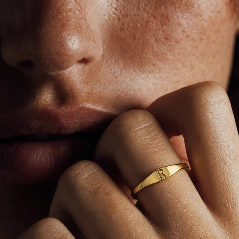 Ring mit Buchstabe graviert