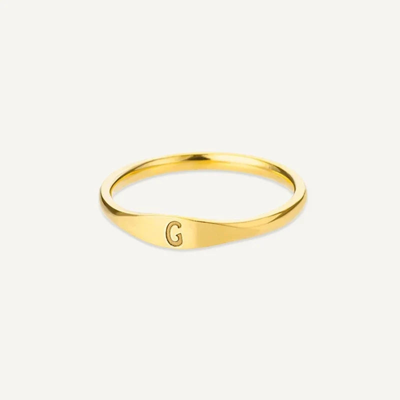 Ring mit Buchstabe graviert