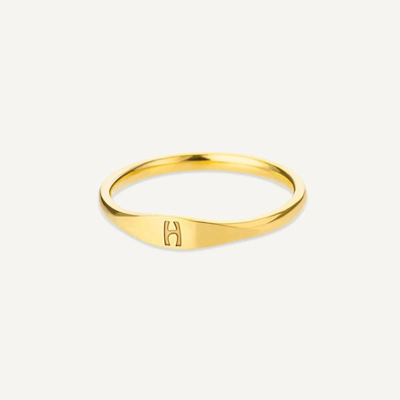Ring mit Buchstabe graviert