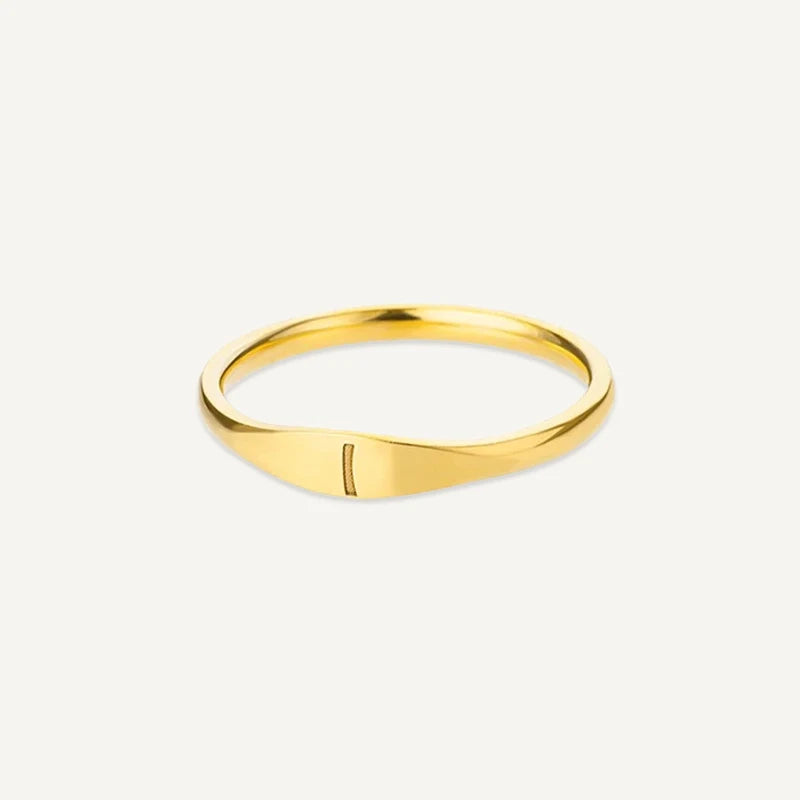 Ring mit Buchstabe graviert