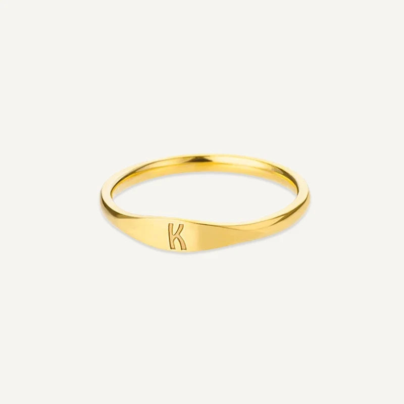 Ring mit Buchstabe graviert