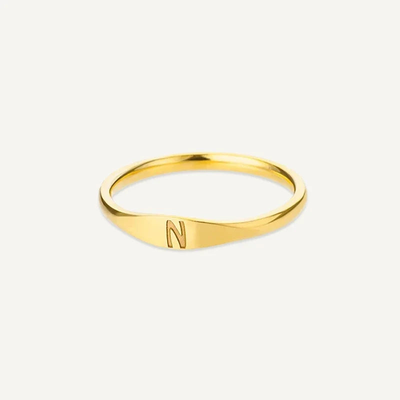 Ring mit Buchstabe graviert