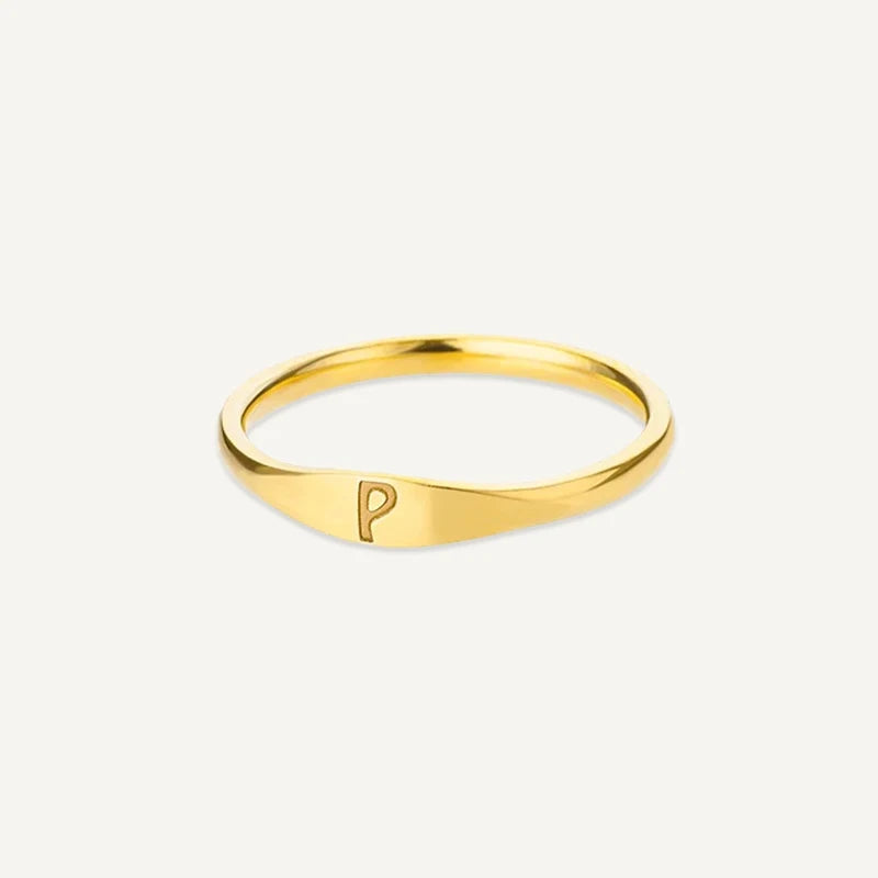 Ring mit Buchstabe graviert