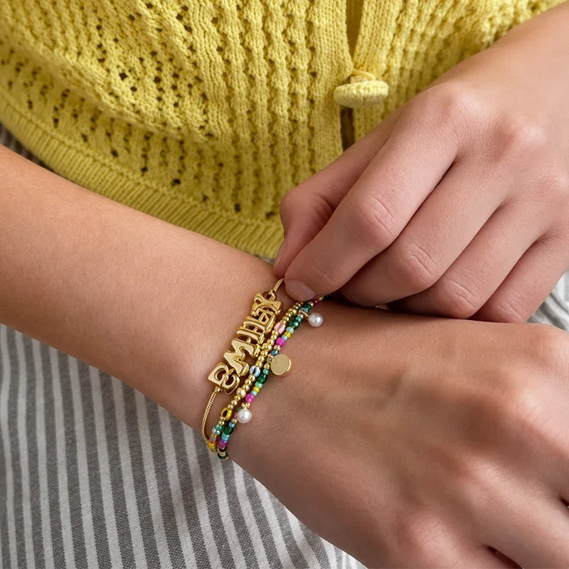 Buntes Armband mit Namen in Ballonbuchstaben
