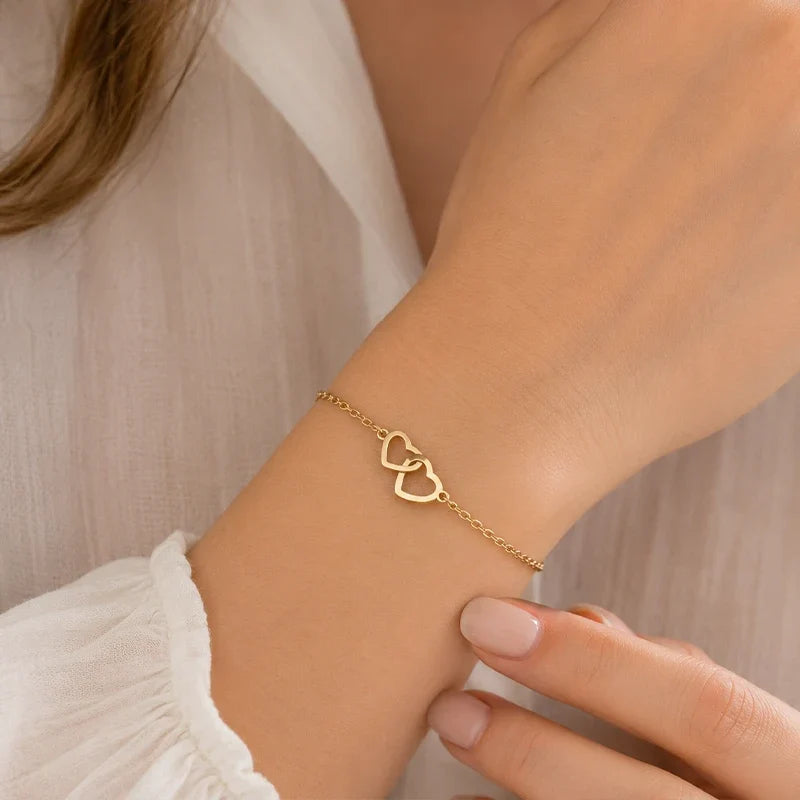 Armband mit zwei verschlungenen Herzen und Namen