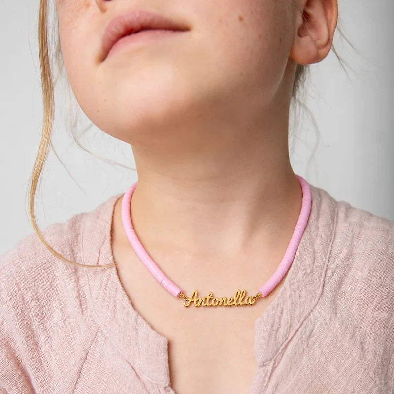 Kinderkette mit Namen und bunten Elementen