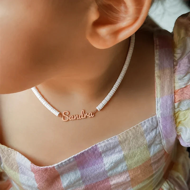 Kinderkette mit Namen und bunten Elementen